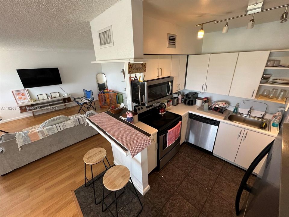 For Sale: $278,000 (2 beds, 2 baths, 952 Square Feet)