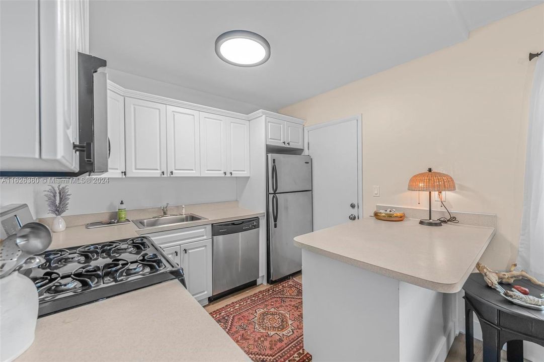 Active With Contract: $310,000 (1 beds, 1 baths, 780 Square Feet)