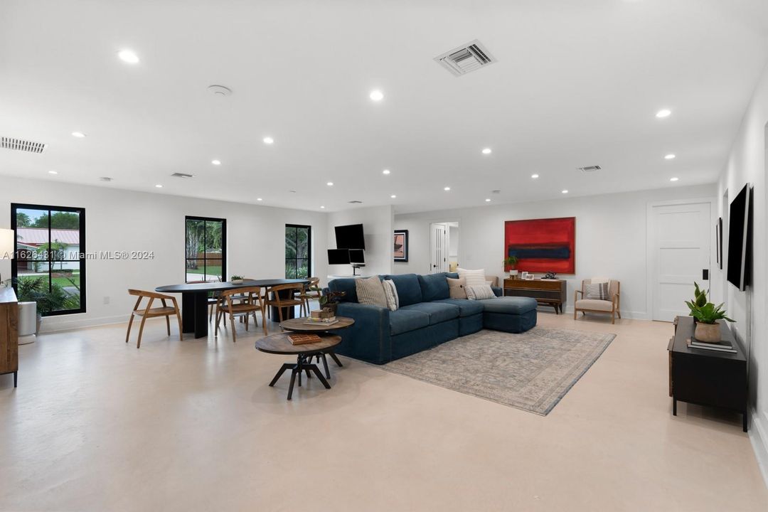 Recently Sold: $2,199,000 (3 beds, 2 baths, 2424 Square Feet)