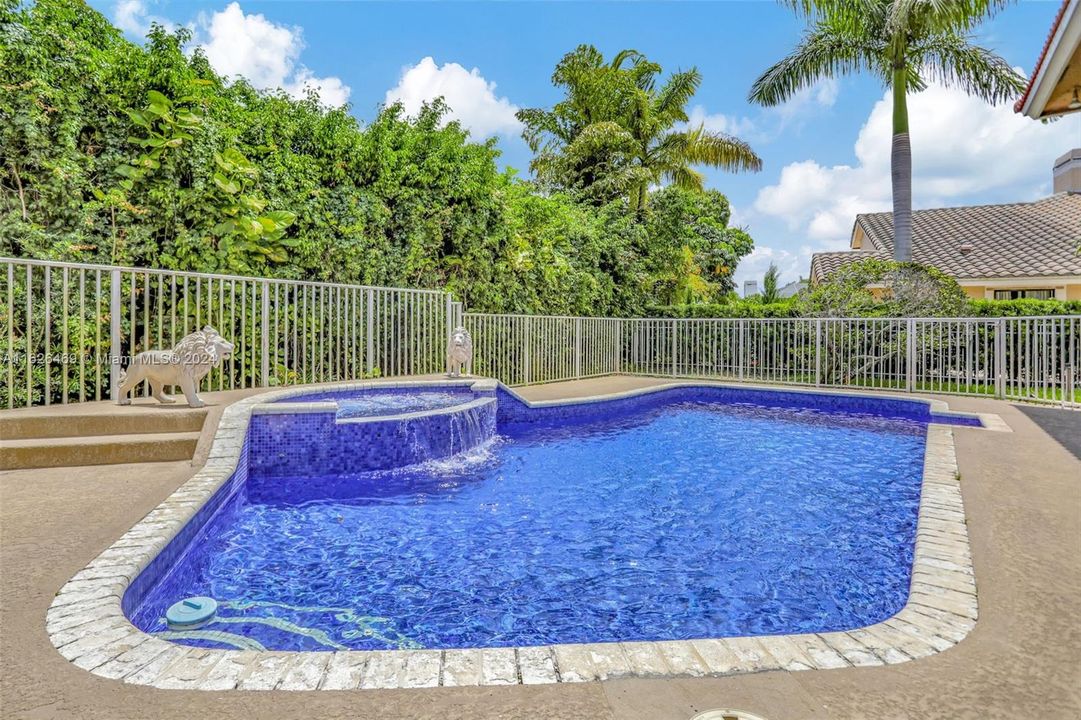 En Venta: $975,000 (5 camas, 4 baños, 3023 Pies cuadrados)