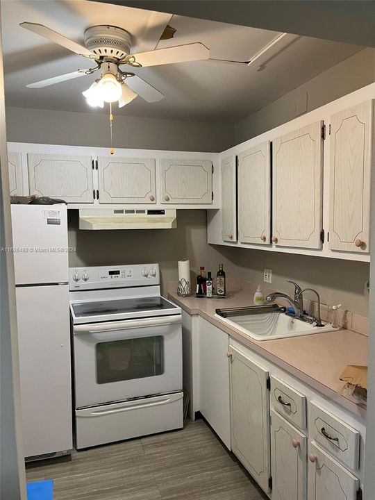 For Sale: $112,000 (1 beds, 1 baths, 585 Square Feet)