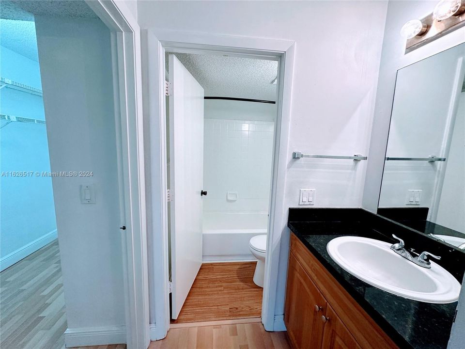 Active With Contract: $1,600 (1 beds, 1 baths, 620 Square Feet)