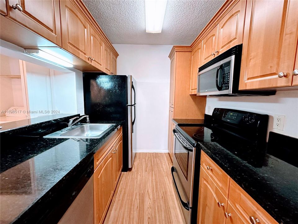 Active With Contract: $1,600 (1 beds, 1 baths, 620 Square Feet)