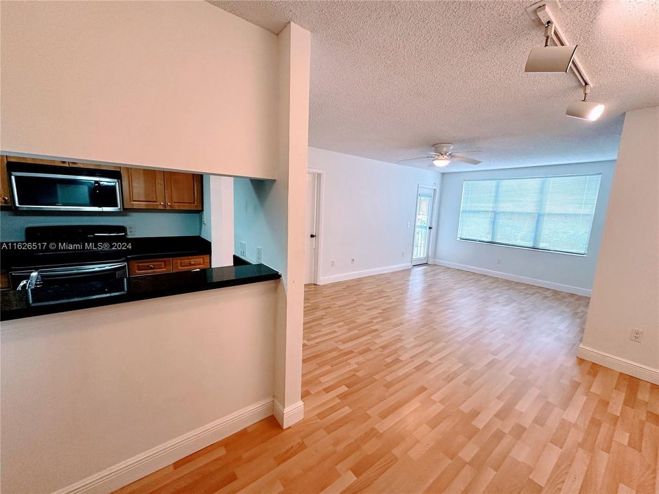 Active With Contract: $1,600 (1 beds, 1 baths, 620 Square Feet)