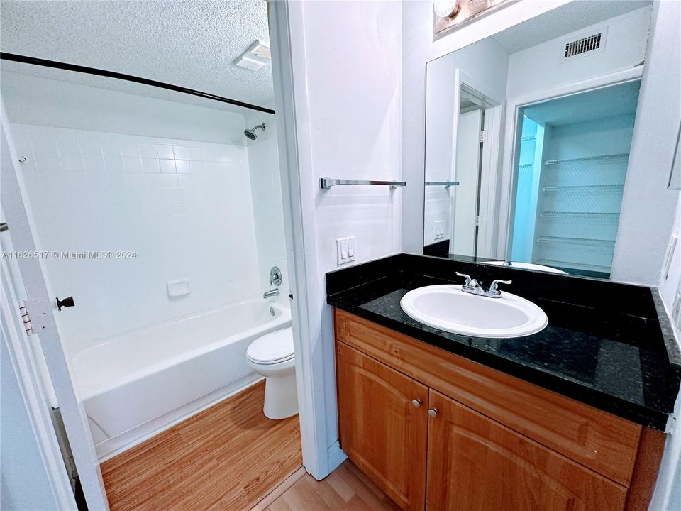 Active With Contract: $1,600 (1 beds, 1 baths, 620 Square Feet)