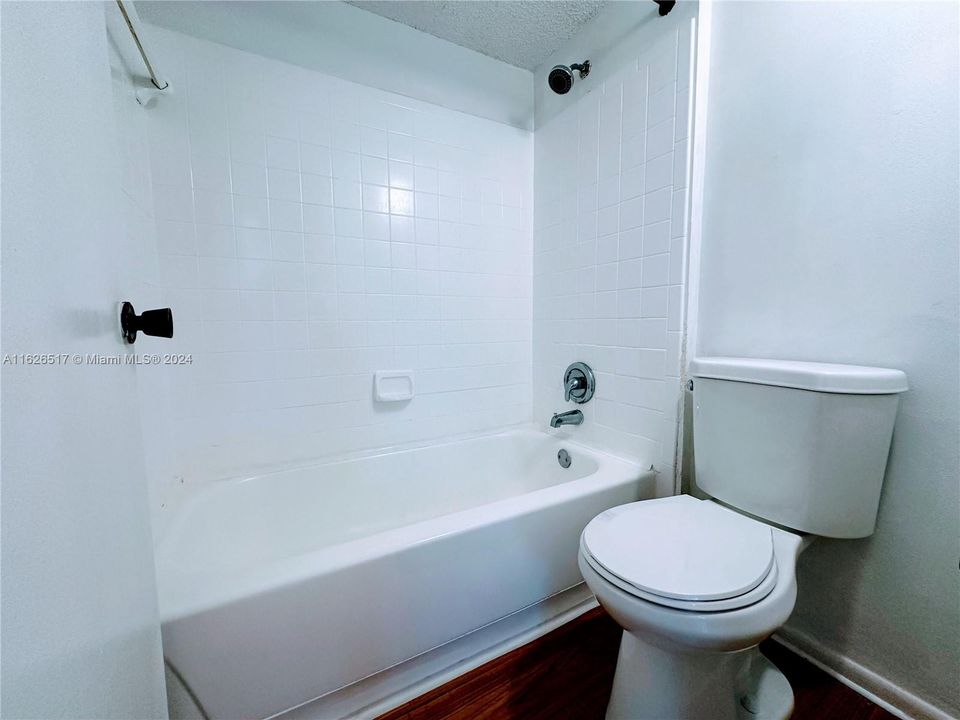 Active With Contract: $1,600 (1 beds, 1 baths, 620 Square Feet)