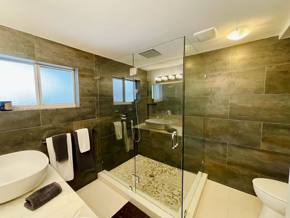 Recientemente alquilado: $5,750 (4 camas, 3 baños, 1712 Pies cuadrados)