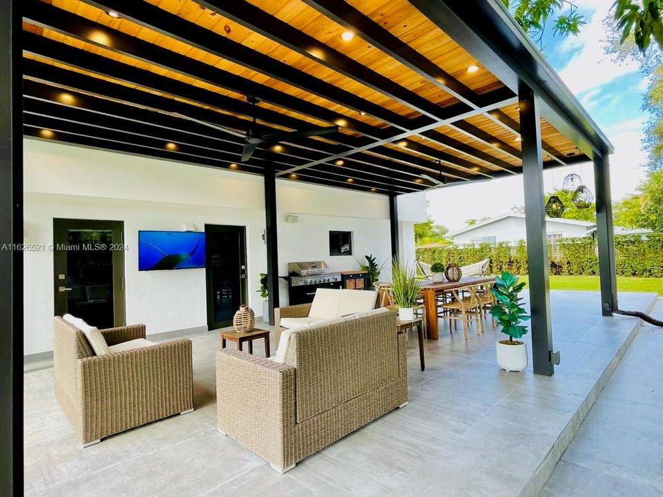 Recientemente alquilado: $5,750 (4 camas, 3 baños, 1712 Pies cuadrados)