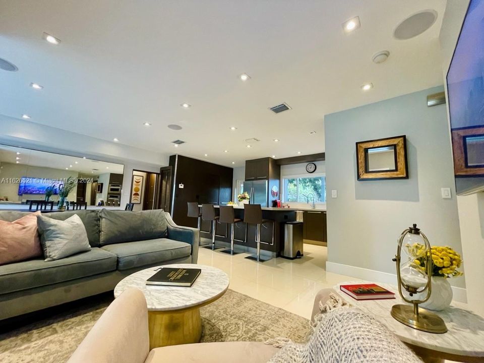 Recientemente alquilado: $5,750 (4 camas, 3 baños, 1712 Pies cuadrados)