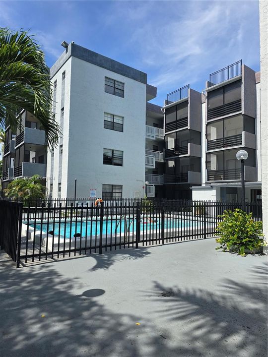 Active With Contract: $149,950 (1 beds, 1 baths, 691 Square Feet)