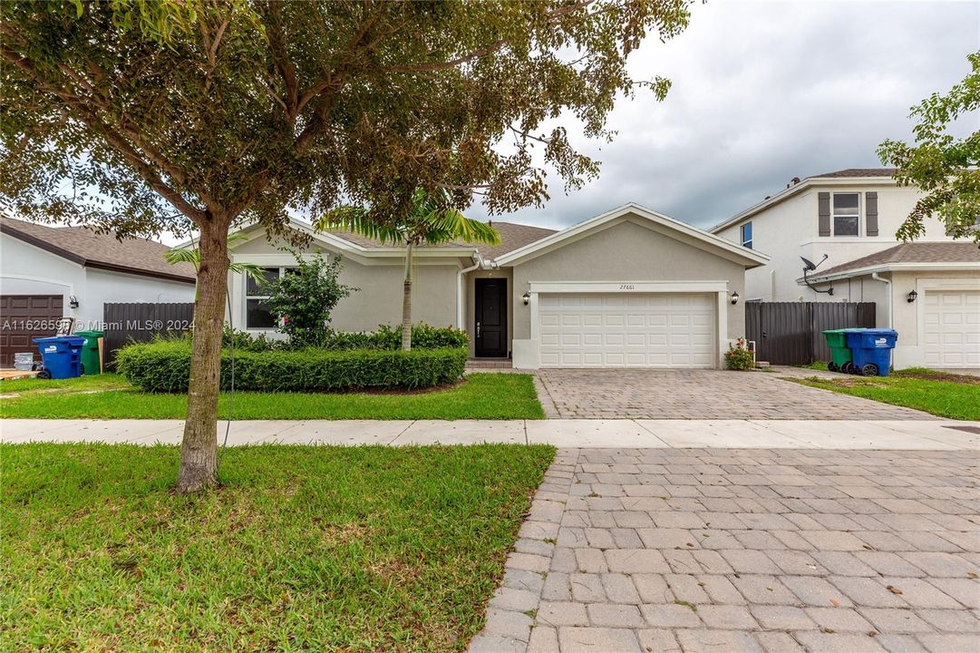 Active With Contract: $3,300 (3 beds, 2 baths, 2006 Square Feet)