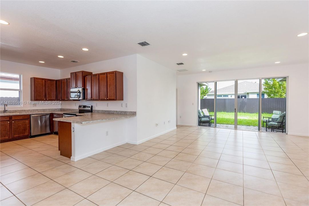 Active With Contract: $3,300 (3 beds, 2 baths, 2006 Square Feet)