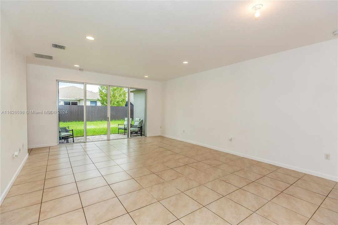 Active With Contract: $3,300 (3 beds, 2 baths, 2006 Square Feet)