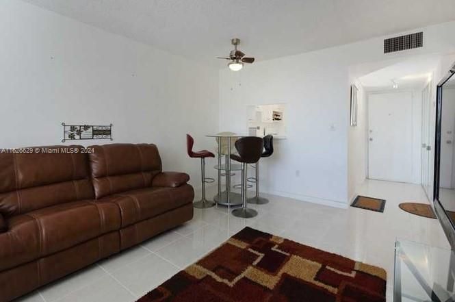 For Sale: $260,000 (1 beds, 1 baths, 760 Square Feet)