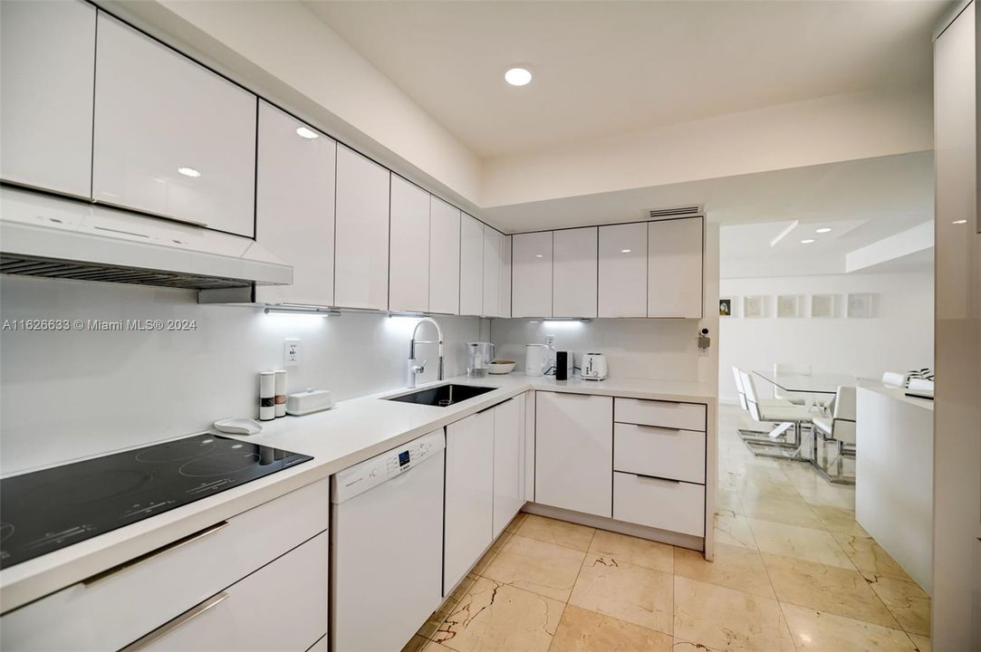 For Sale: $787,000 (2 beds, 2 baths, 1258 Square Feet)