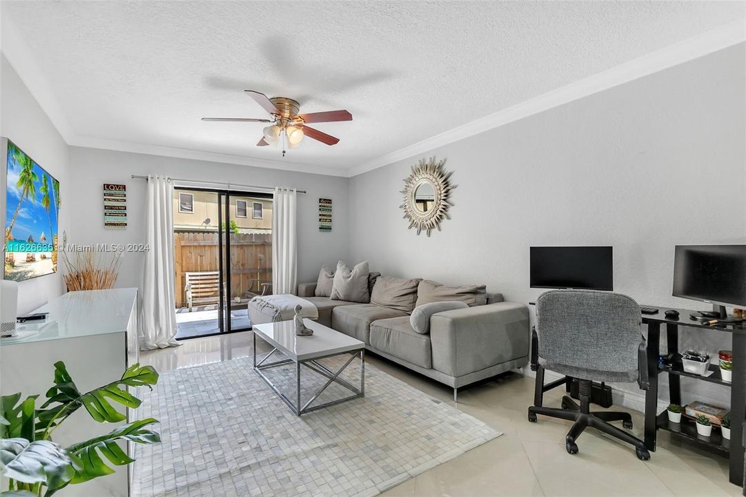 Active With Contract: $275,000 (2 beds, 2 baths, 978 Square Feet)