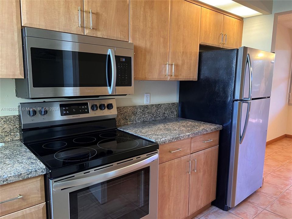 For Sale: $225,000 (2 beds, 2 baths, 930 Square Feet)