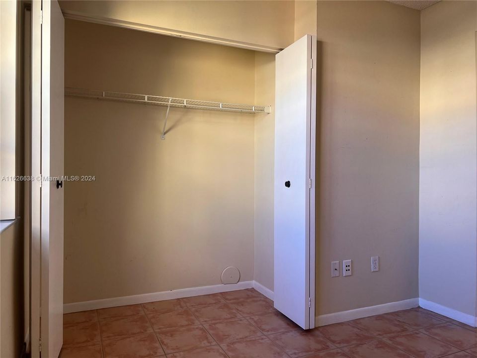 For Sale: $225,000 (2 beds, 2 baths, 930 Square Feet)