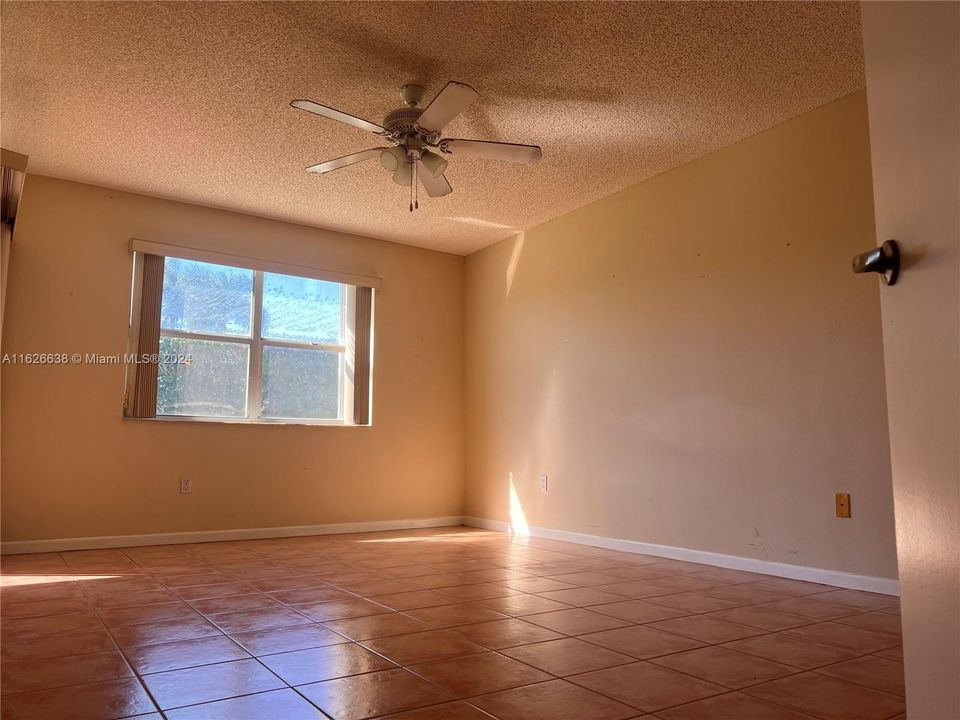 For Sale: $225,000 (2 beds, 2 baths, 930 Square Feet)