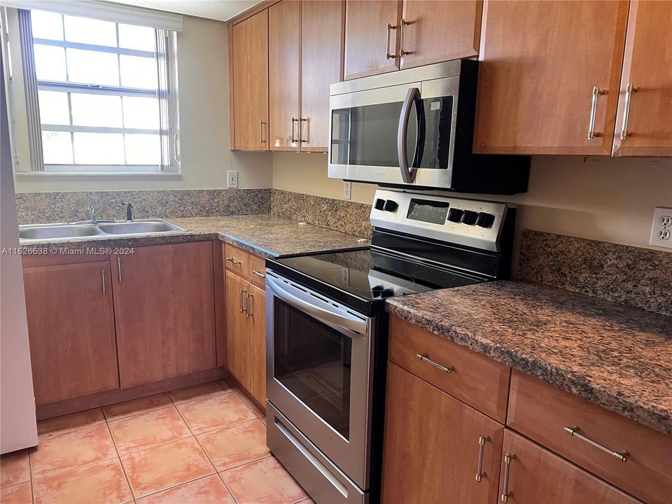 For Sale: $225,000 (2 beds, 2 baths, 930 Square Feet)