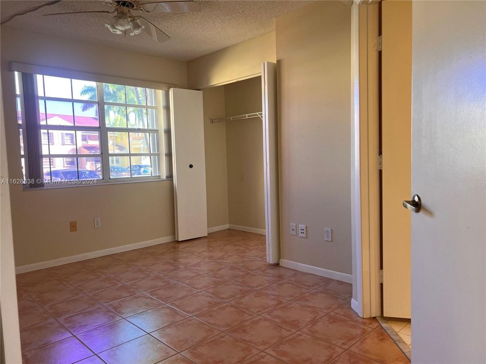 For Sale: $225,000 (2 beds, 2 baths, 930 Square Feet)