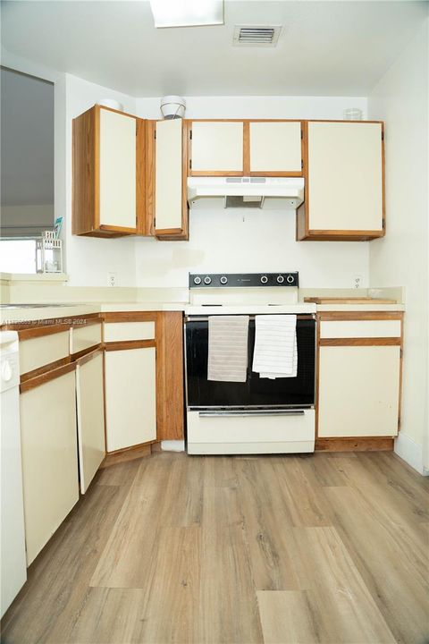 For Sale: $180,000 (1 beds, 1 baths, 872 Square Feet)