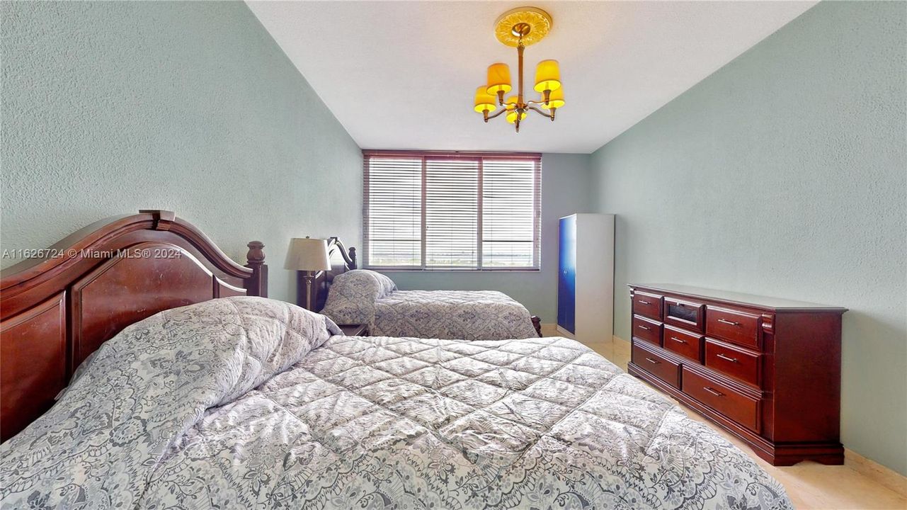 For Sale: $475,000 (1 beds, 2 baths, 1046 Square Feet)