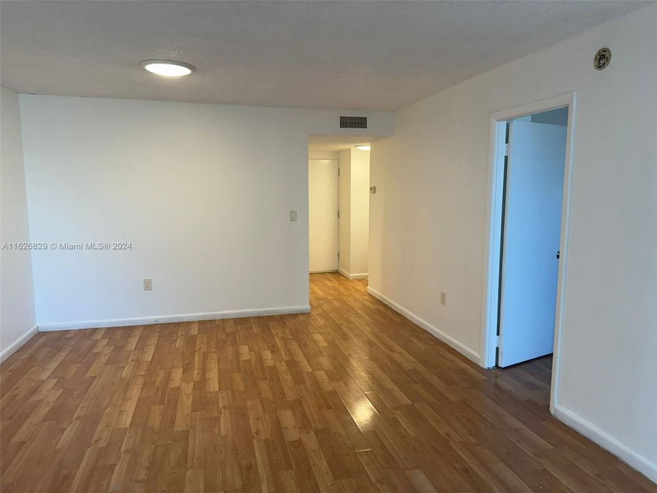 Active With Contract: $1,600 (1 beds, 1 baths, 840 Square Feet)