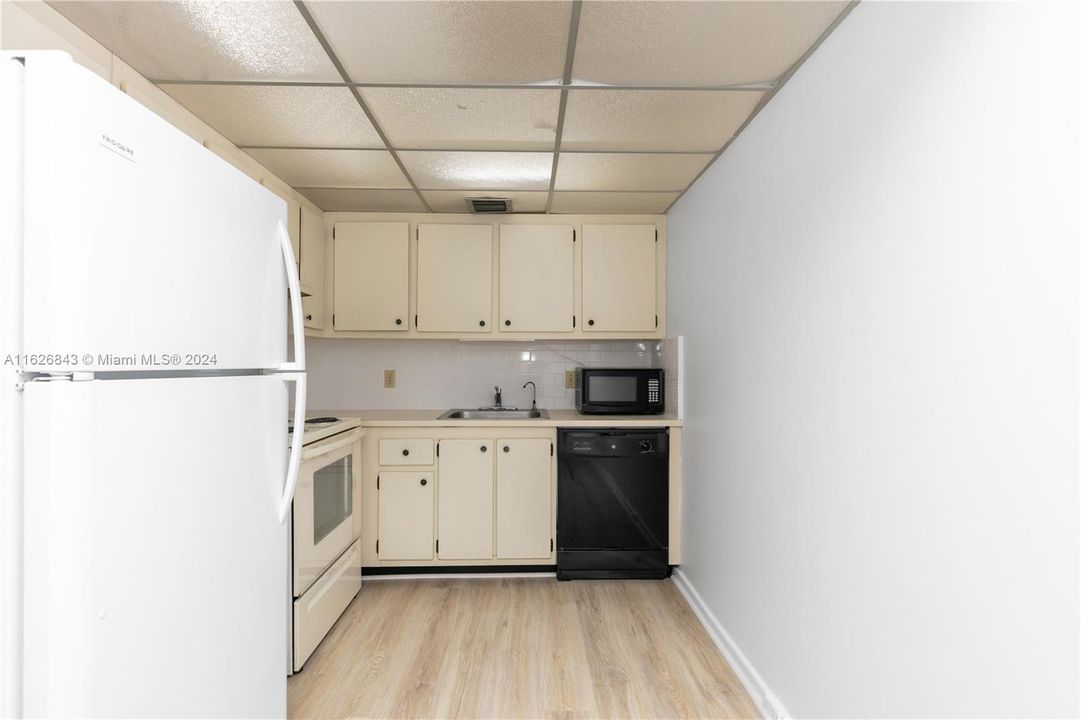 Active With Contract: $152,921 (2 beds, 1 baths, 953 Square Feet)