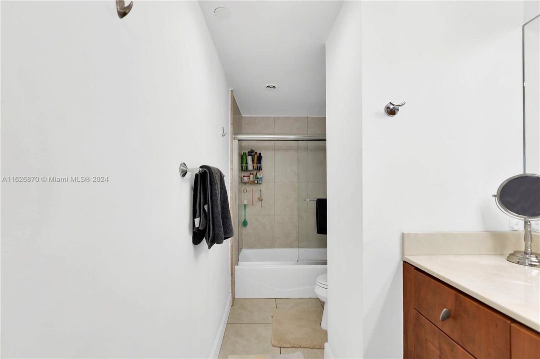 Active With Contract: $340,000 (1 beds, 1 baths, 921 Square Feet)