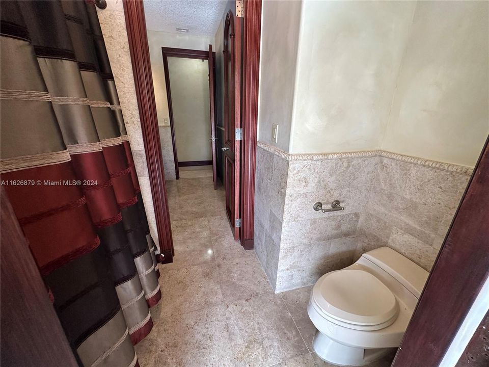 Activo con contrato: $1,295,000 (4 camas, 2 baños, 3005 Pies cuadrados)