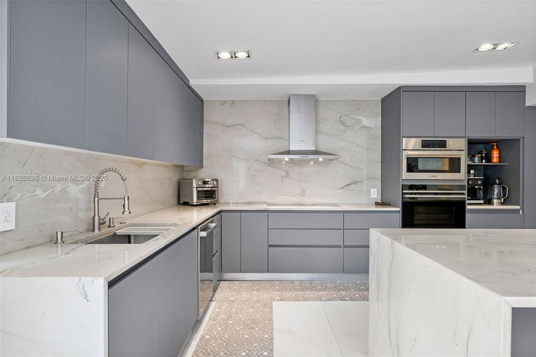 合同活跃: $2,900,000 (5 贝兹, 4 浴室, 3200 平方英尺)