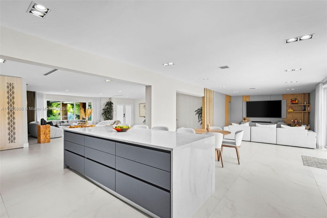 合同活跃: $2,900,000 (5 贝兹, 4 浴室, 3200 平方英尺)