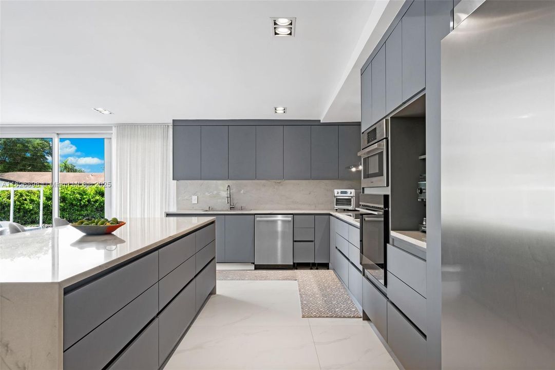 合同活跃: $2,900,000 (5 贝兹, 4 浴室, 3200 平方英尺)