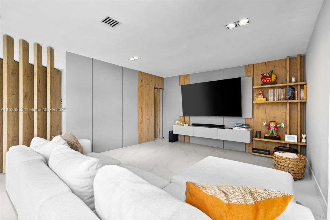 合同活跃: $2,900,000 (5 贝兹, 4 浴室, 3200 平方英尺)