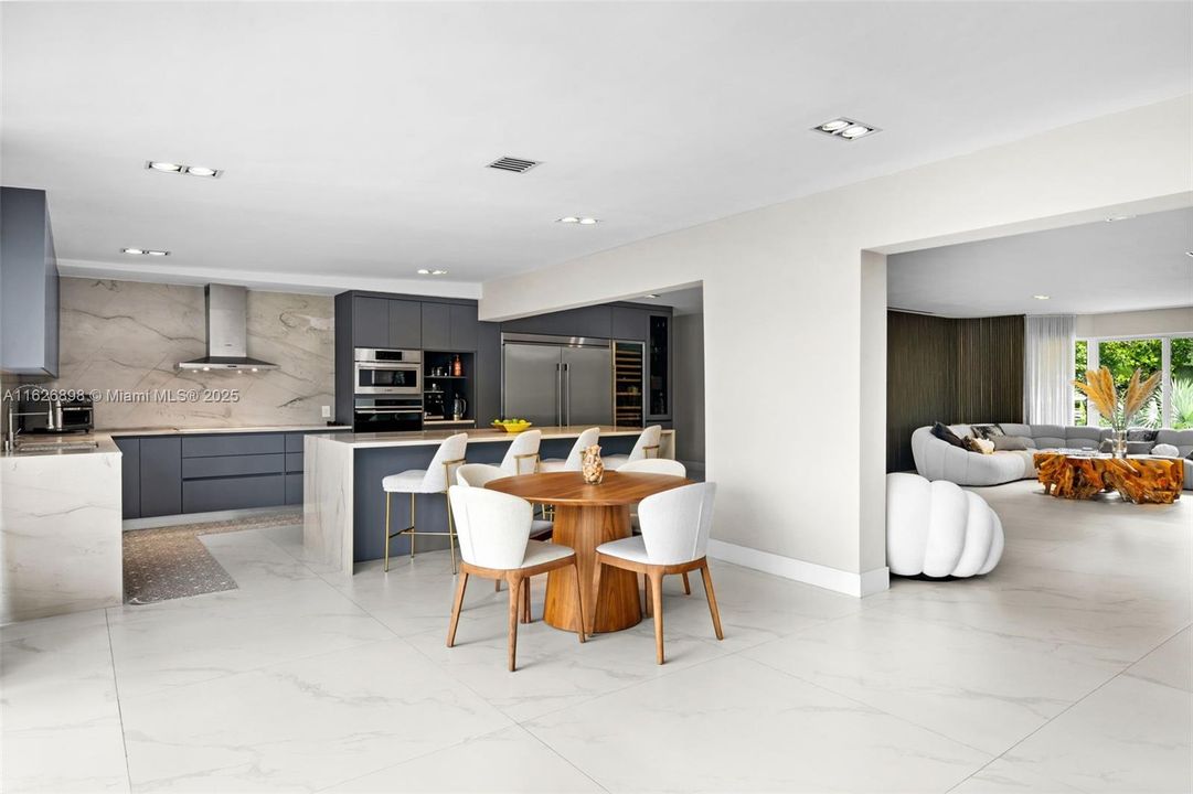 合同活跃: $2,900,000 (5 贝兹, 4 浴室, 3200 平方英尺)