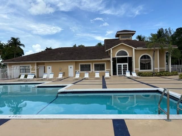 Recently Rented: $2,300 (2 beds, 2 baths, 1113 Square Feet)