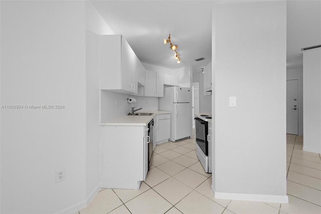 For Sale: $450,000 (2 beds, 2 baths, 980 Square Feet)