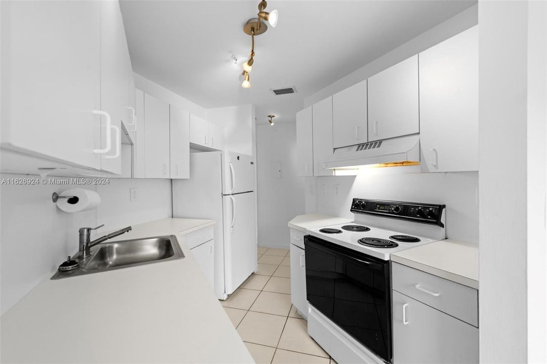 For Sale: $450,000 (2 beds, 2 baths, 980 Square Feet)