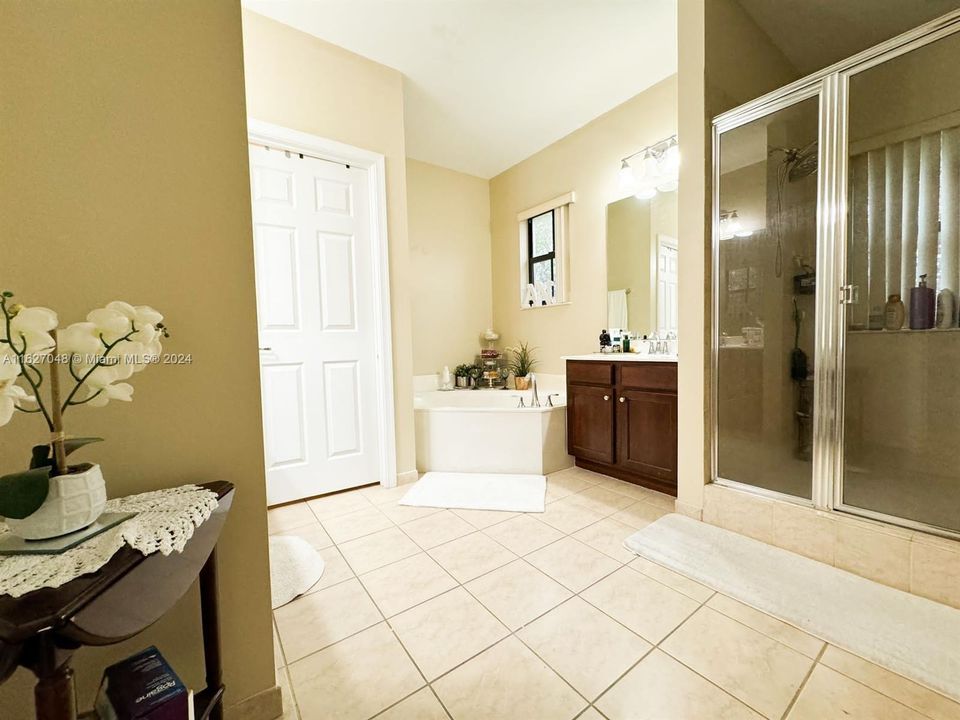 Active With Contract: $3,200 (3 beds, 2 baths, 1935 Square Feet)