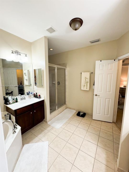 Active With Contract: $3,200 (3 beds, 2 baths, 1935 Square Feet)