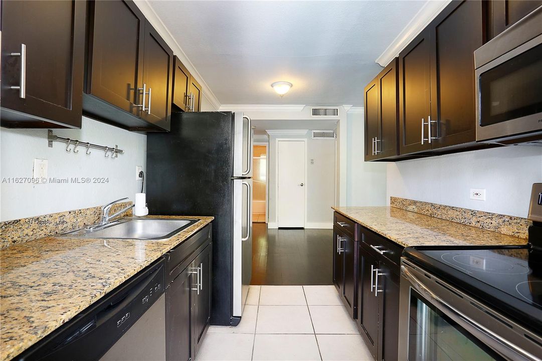 For Sale: $390,000 (2 beds, 1 baths, 763 Square Feet)