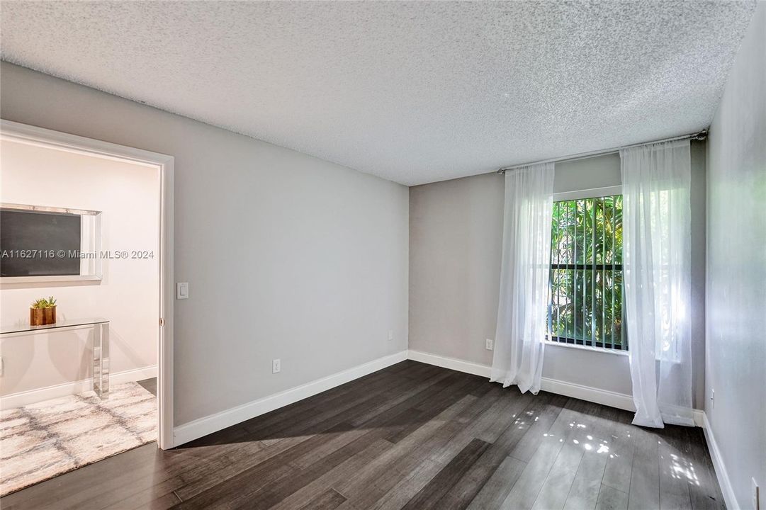 Active With Contract: $3,400 (3 beds, 2 baths, 1546 Square Feet)