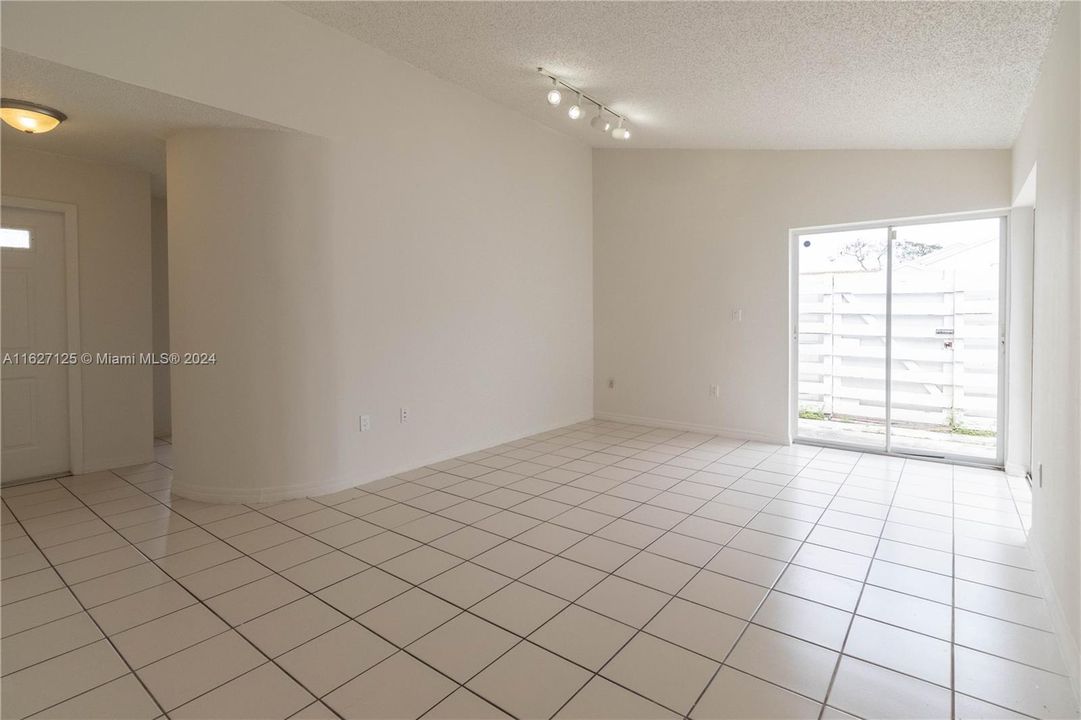 Active With Contract: $337,900 (2 beds, 1 baths, 738 Square Feet)