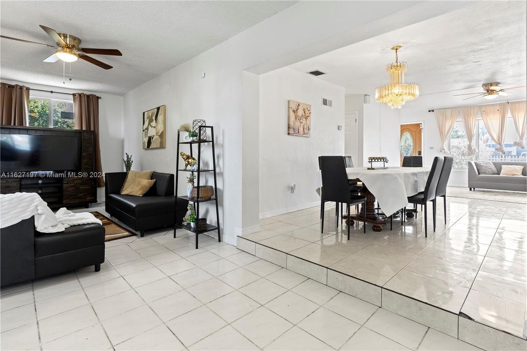 Active With Contract: $3,250 (3 beds, 2 baths, 1458 Square Feet)