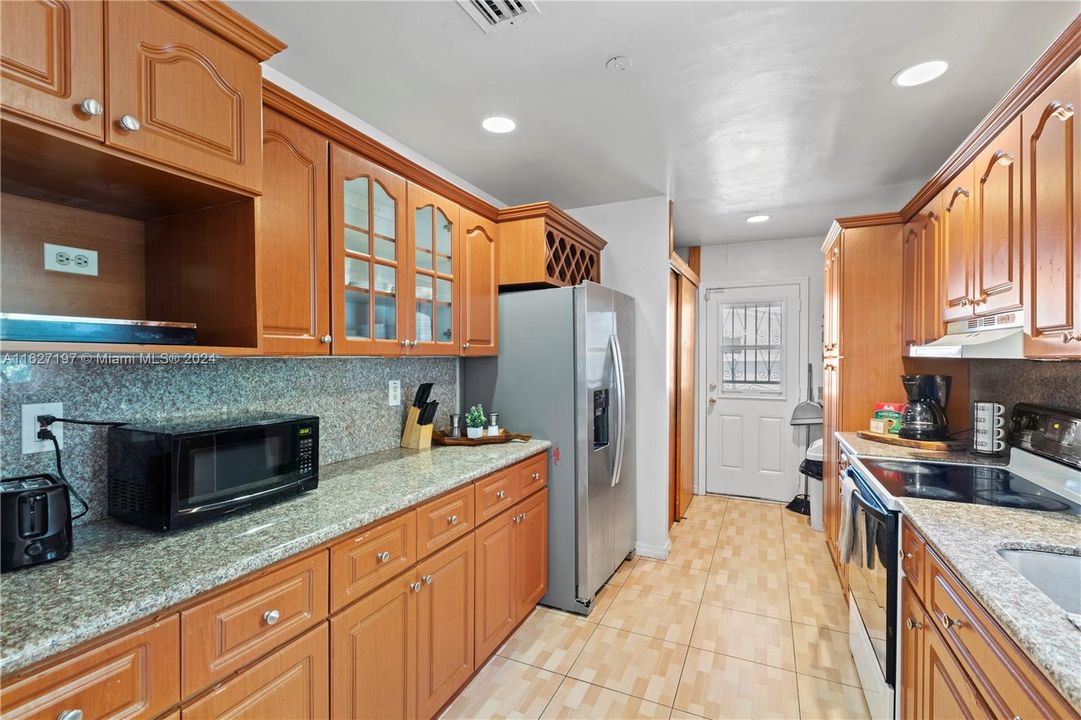 Active With Contract: $3,250 (3 beds, 2 baths, 1458 Square Feet)