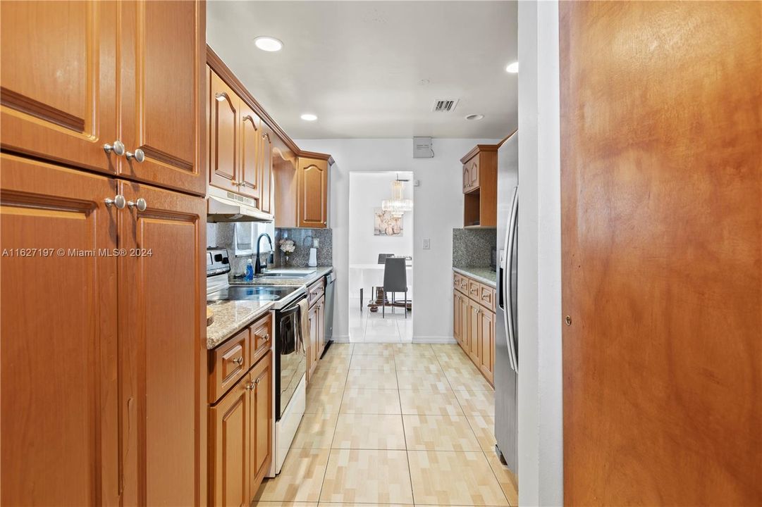 Active With Contract: $3,250 (3 beds, 2 baths, 1458 Square Feet)