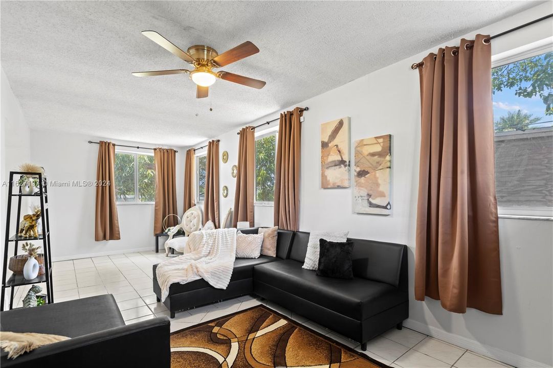 Active With Contract: $3,250 (3 beds, 2 baths, 1458 Square Feet)