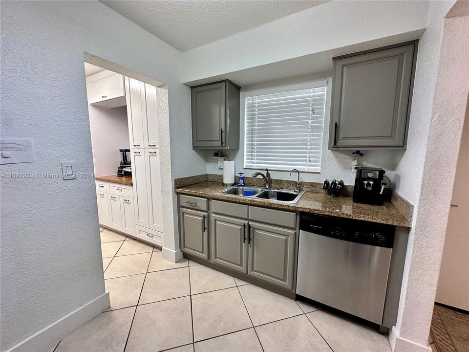 Active With Contract: $284,900 (2 beds, 1 baths, 866 Square Feet)