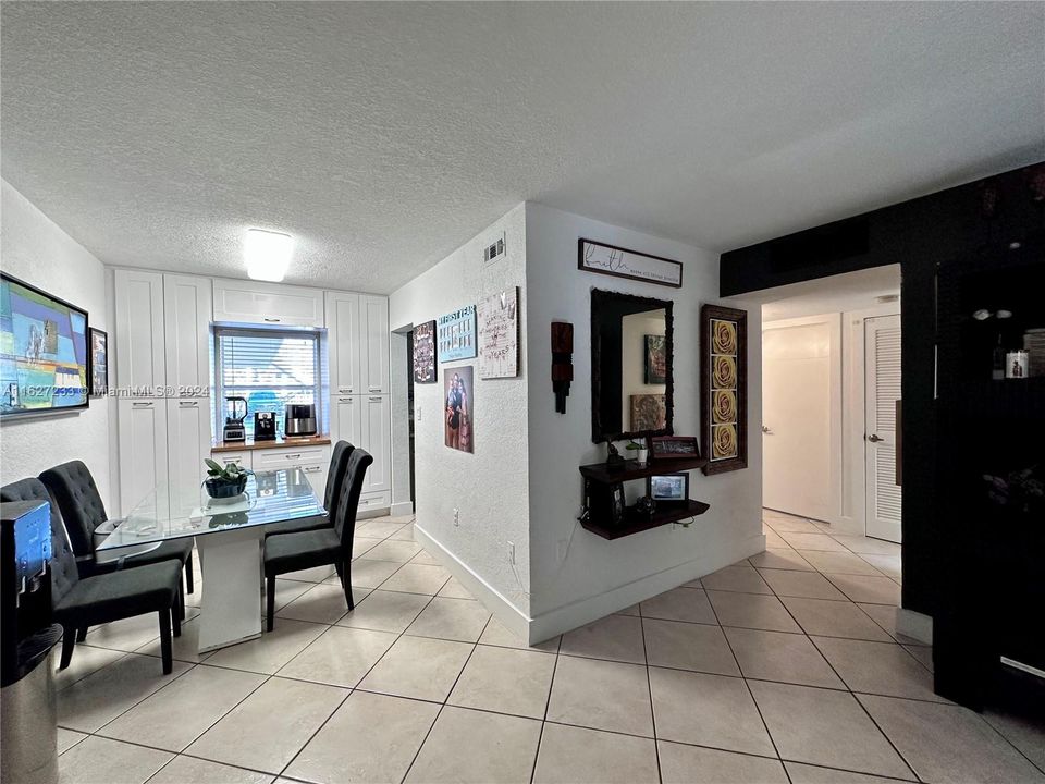 Active With Contract: $284,900 (2 beds, 1 baths, 866 Square Feet)